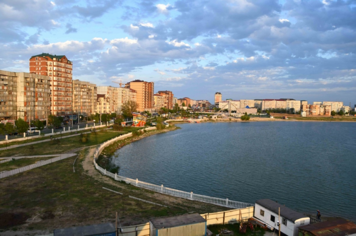 Застройка берегов превратила озеро Ак-Гёль в искусственный водоём. Фото: Антон Чибилёв 