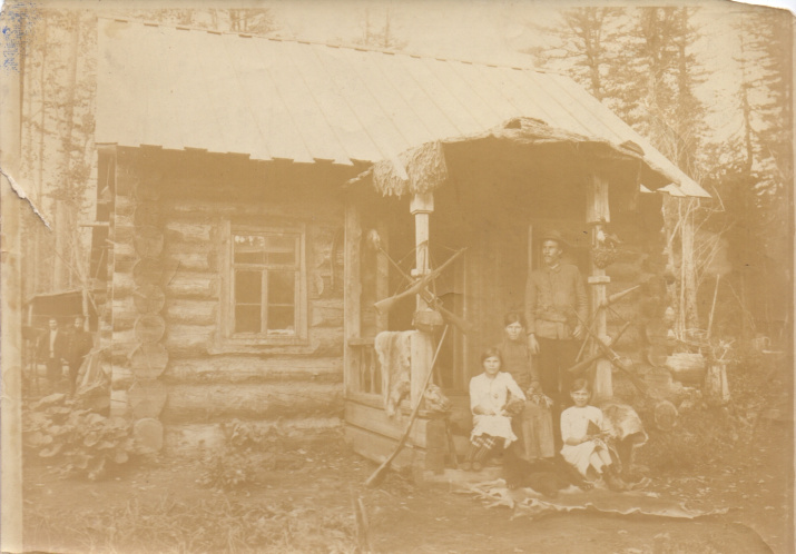 Семья старообрядцев. 1915 г. Фото В.К. Арсеньева. Архив пко РГО - ОИАК.