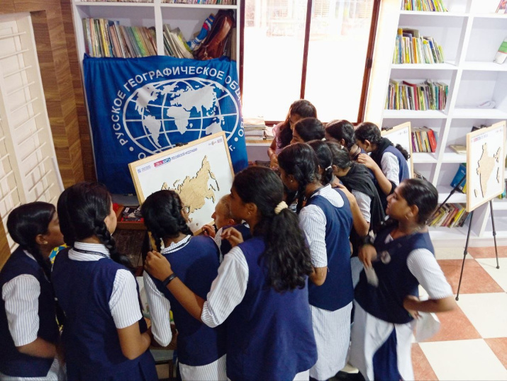 Indian schoolchildren are assembling a spills-map of Russia. Photo: Ilya Bannikov