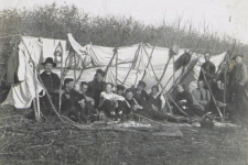 В.К. Арсеньев (третий слева). Студенты Дальневосточного университета. Сидеми, 1922 г. Архив ПКО РГО – ОИАК