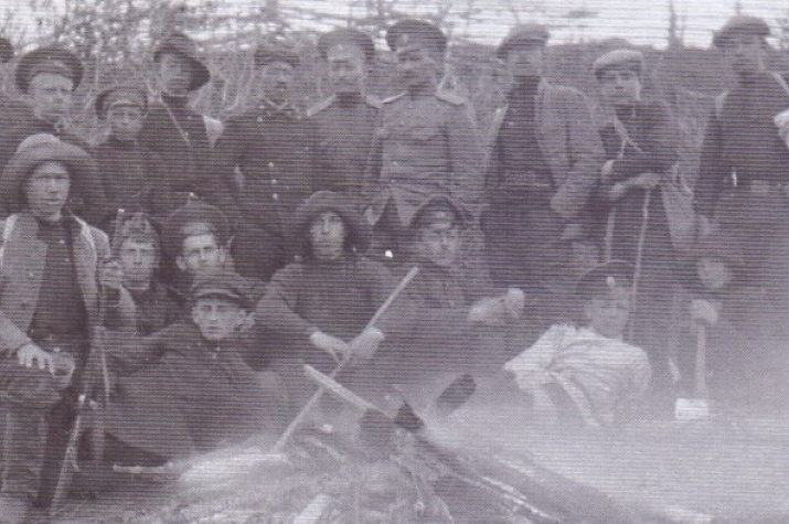 В.К. Арсеньев (стоит в центре) с учениками Хабаровского реального училища на хребет Хехцир. Железнодорожная станция Корфовская – село Вятское. 1915 г. Архив ПКО РГО – ОИАК