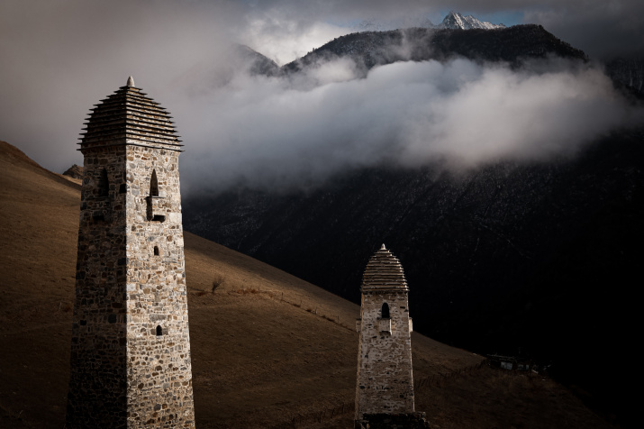 Башни и горы. Фото: Заур Плиев, участник конкурса РГО "Самая красивая страна"