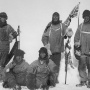 18 января 1912 года. Последняя фотография экспедиции Скотта. Слева направо Эдвард Уилсон, Генри Бауэрс, Эдгар Эванс, Роберт Скотт, Лоуренс Отс. Фото: wikipedia.org / Henry Bowers